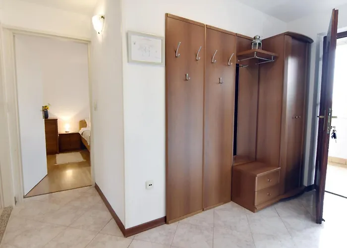 With Parking Space Babici, - 22437 Appartement